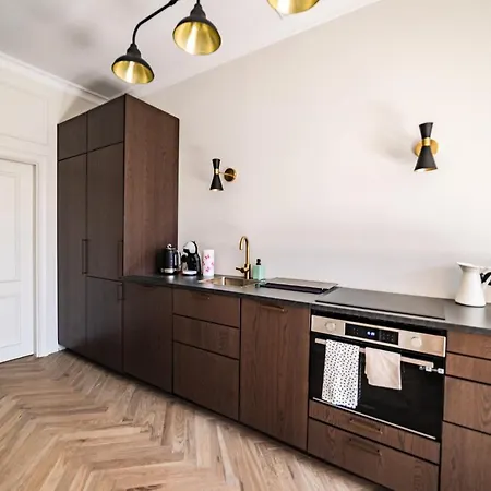 Krolewska Deluxe Comfy By Bookinghost *