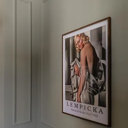 Krolewska Deluxe Comfy By Bookinghost *