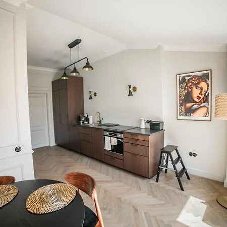 Krolewska Deluxe Comfy By Bookinghost *