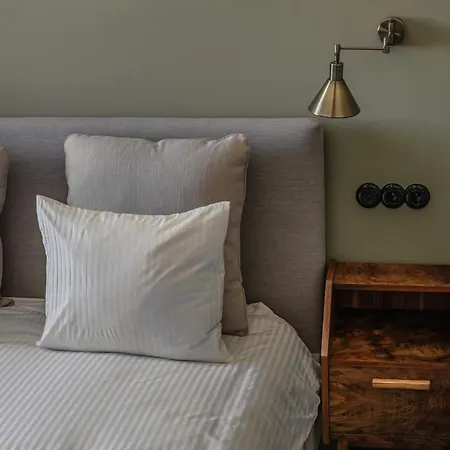 Krolewska Deluxe Comfy By Bookinghost *