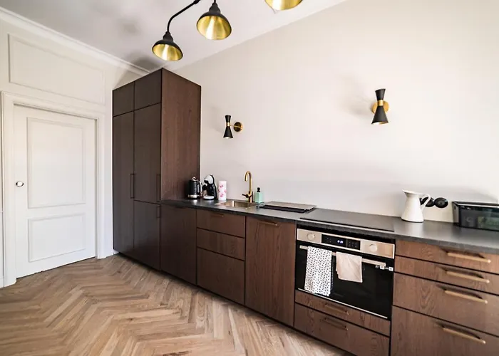 Krolewska Deluxe Comfy By Bookinghost *