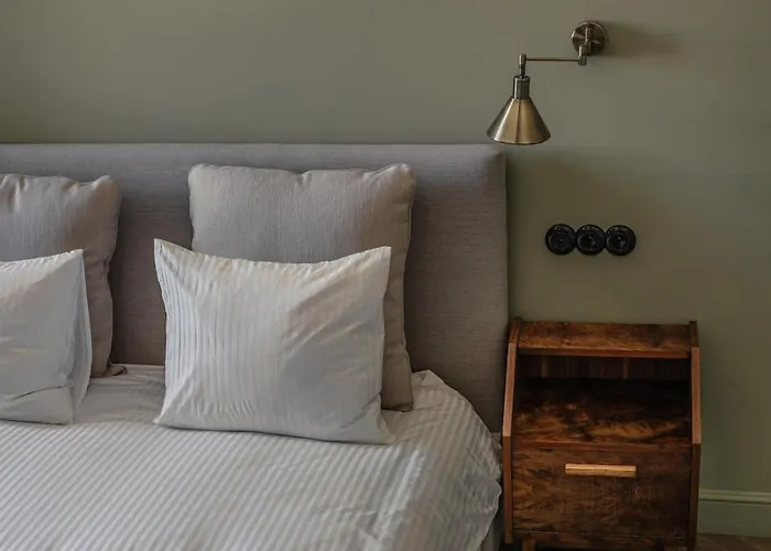 Krolewska Deluxe Comfy By Bookinghost *